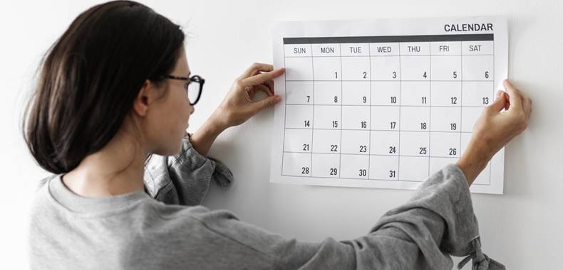 Mulher olhando um calendário